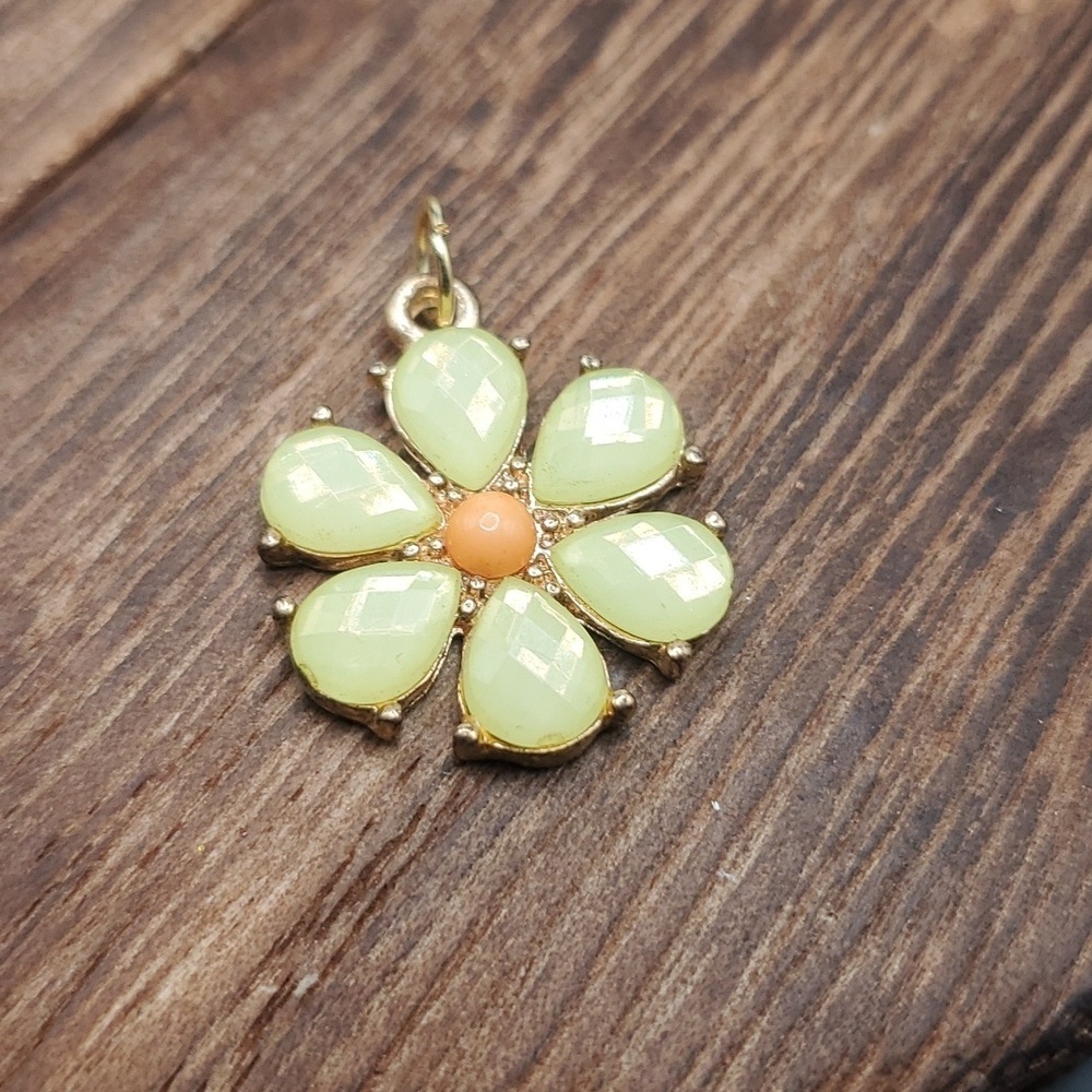 Daisy flower power pendant